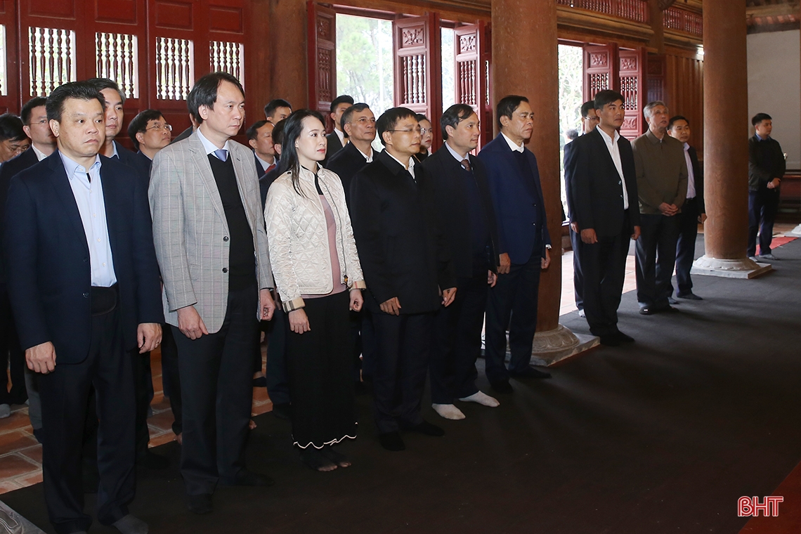 Bộ trưởng Bộ GTVT Nguyễn Văn Thắng dâng hương tưởng niệm tại Ngã ba Đồng Lộc