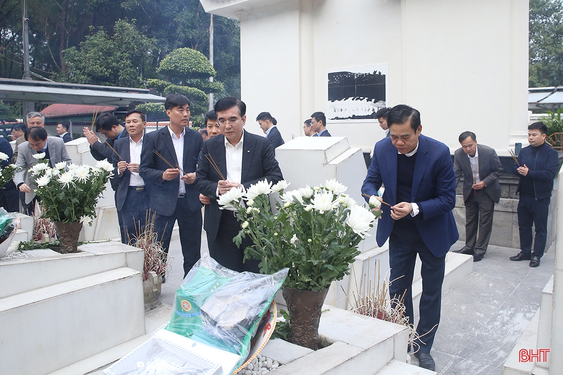 Bộ trưởng Bộ GTVT Nguyễn Văn Thắng dâng hương tưởng niệm tại Ngã ba Đồng Lộc