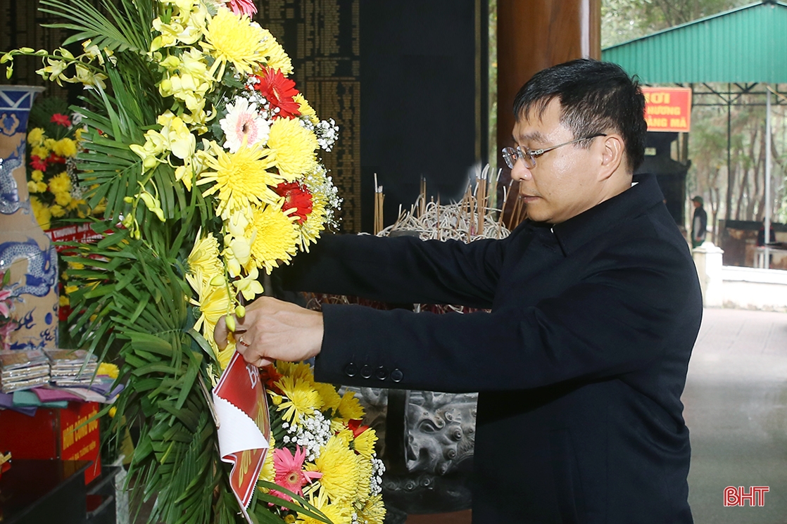 Bộ trưởng Bộ GTVT Nguyễn Văn Thắng dâng hương tưởng niệm tại Ngã ba Đồng Lộc