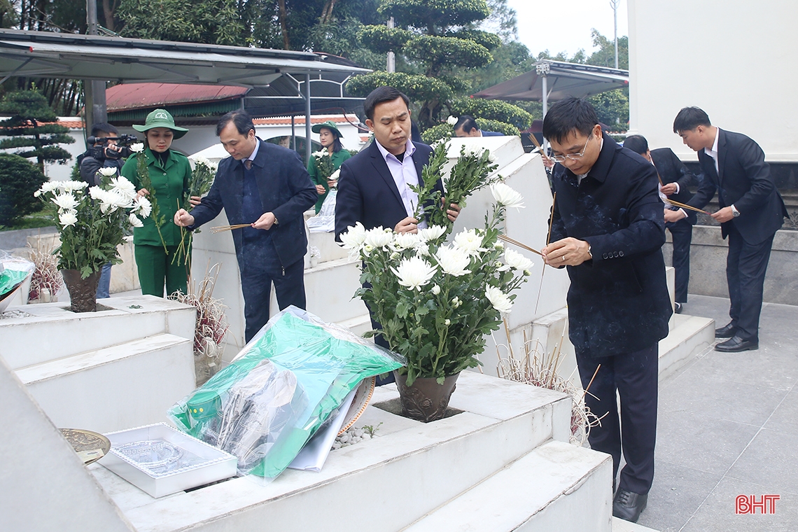 Bộ trưởng Bộ GTVT Nguyễn Văn Thắng dâng hương tưởng niệm tại Ngã ba Đồng Lộc