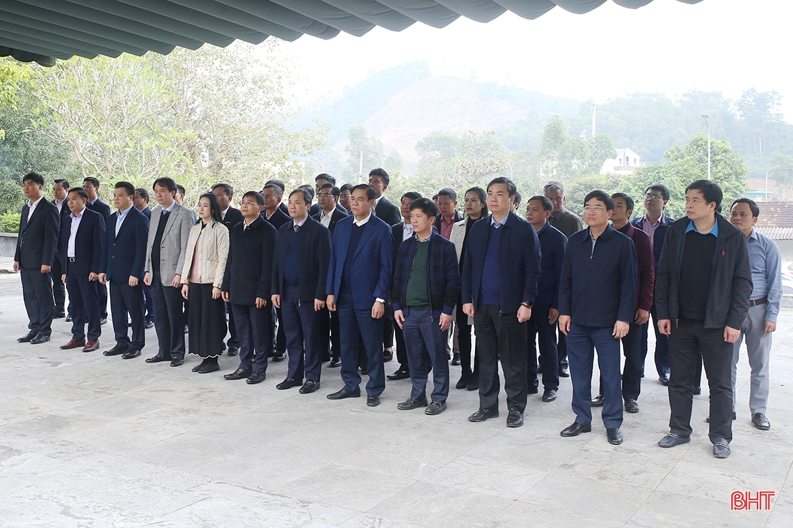 Bộ trưởng Bộ GTVT Nguyễn Văn Thắng dâng hương tưởng niệm tại Ngã ba Đồng Lộc