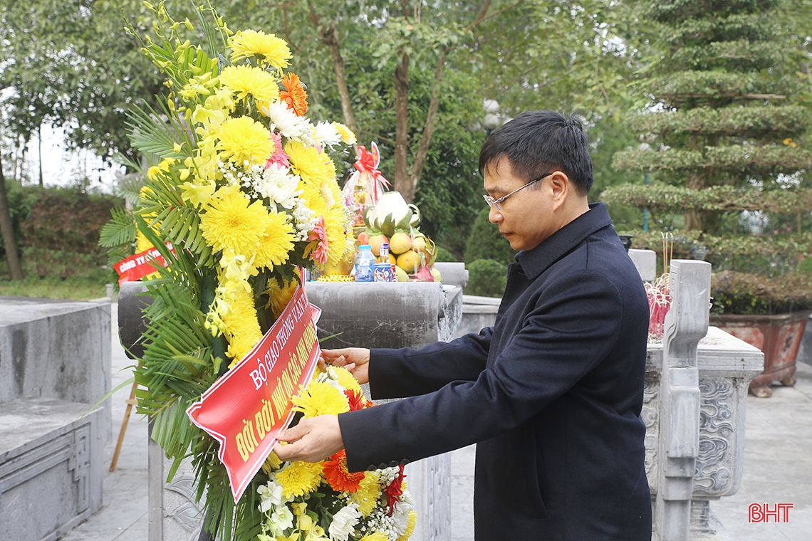 Bộ trưởng Bộ GTVT Nguyễn Văn Thắng dâng hương tưởng niệm tại Ngã ba Đồng Lộc