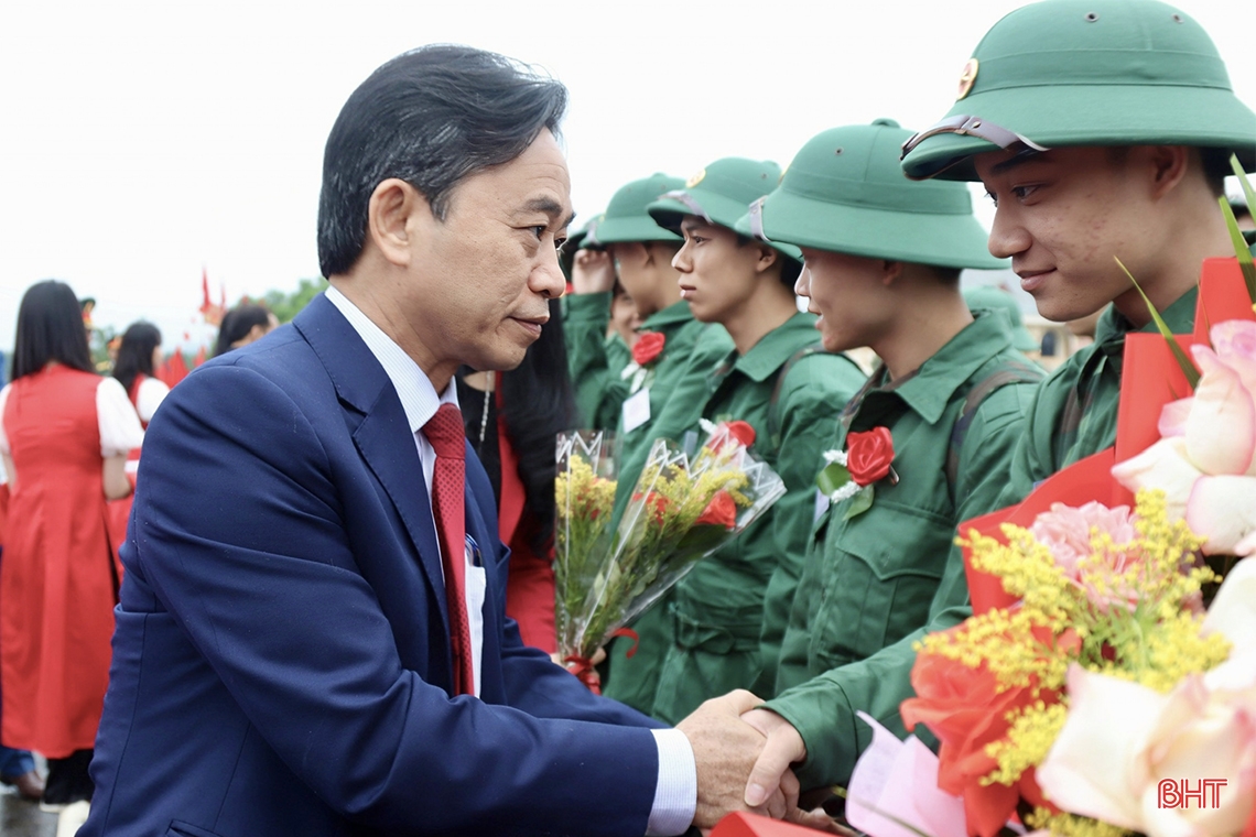 Lãnh đạo Hà Tĩnh, Bộ Quốc phòng dự lễ giao nhận quân tại các địa phương