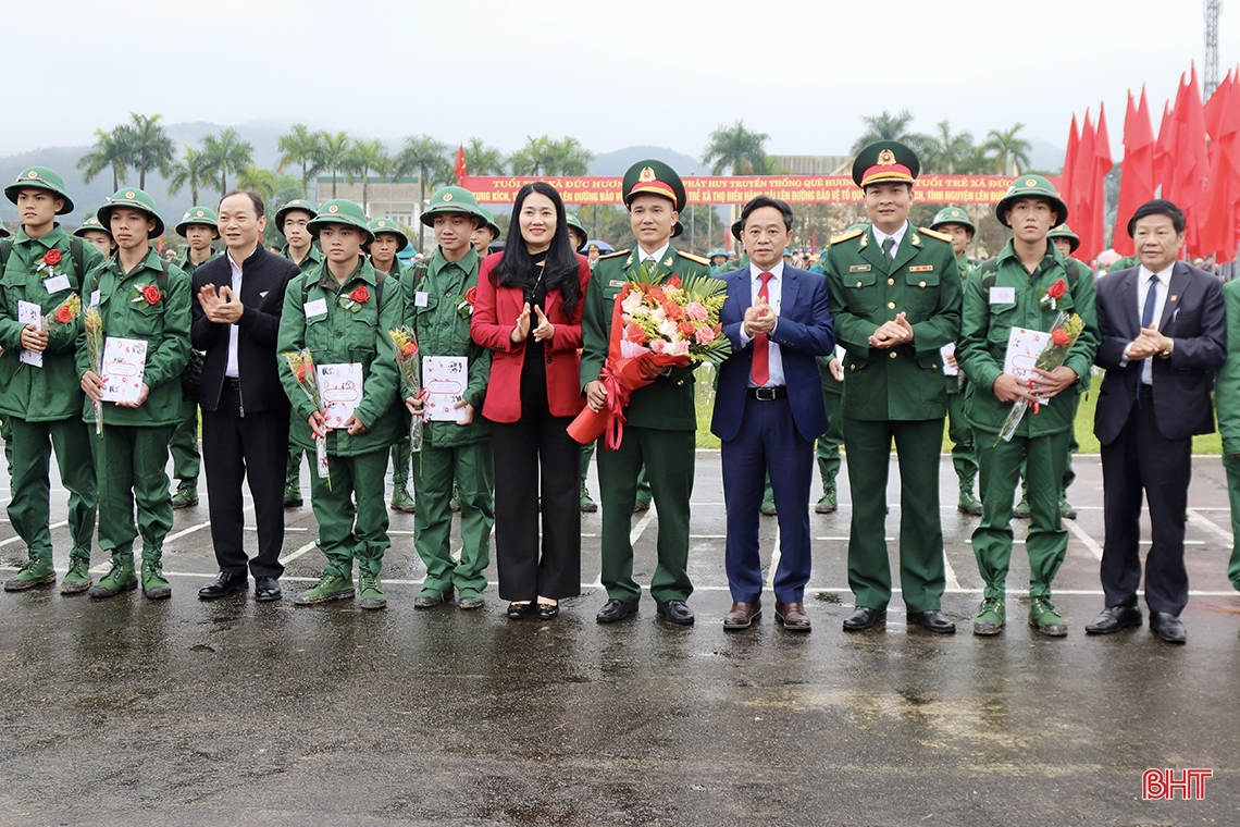 Lãnh đạo Hà Tĩnh, Bộ Quốc phòng dự lễ giao nhận quân tại các địa phương