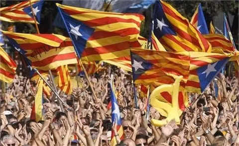 Người dân Catalan giương cao lá cờ đòi độc lập (Ảnh Reuters)