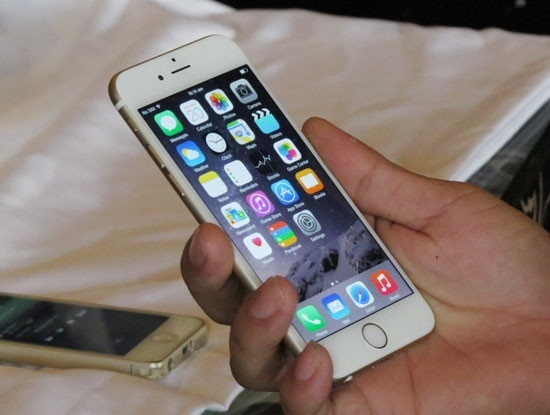 iPhone 6 hàng xách tay. Ảnh: Nguyên Đức.