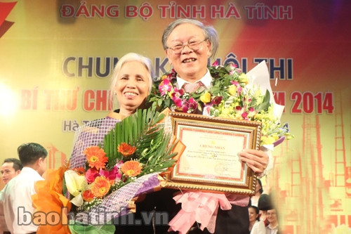 Bà Văn Thị Vỹ, vợ của thí sinh Nguyễn Đình Nhiên vượt hàng chục km, không quản ngại khó khăn đến cổ vũ và chúc mừng chồng vừa giành giải Nhất hội thi. Đồng nghiệp đến động viên, chúc mừng thí sinh Trần Viết Hải (Đảng bộ Công an tỉnh) Đông đảo khán giả đến cổ vũ, động viên thí sinh Bà Văn Thị Vỹ, vợ của thí sinh Nguyễn Đình Nhiên vượt hàng chục km, không quản ngại khó khăn đến cổ vũ và chúc mừng chồng vừa giành giải Nhất hội thi. Đồng nghiệp đến động viên, chúc mừng thí sinh Trần Viết Hải (Đảng bộ Công an tỉnh) Đông đảo khán giả đến cổ vũ, động viên thí sinh