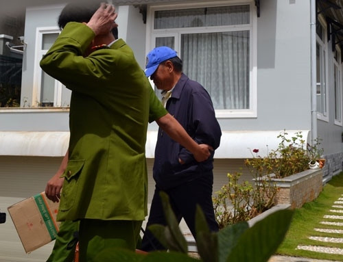 Ông Ngọ (áo xanh) bị áp giải ra khỏi nhà Ngôi nhà ông Thái Khắc Ngọ mới xây dựng xong đầu năm 2014 Ông Ngọ bị áp giải lên xe Xe chở ông Ngọ về trước Công ty XSKT Lâm Đồng Ngồi trong xe, ông Ngọ vẫn dùng thùng dầu che đầu Công vào Công ty XSKT Lâm Đồng được canh giữ