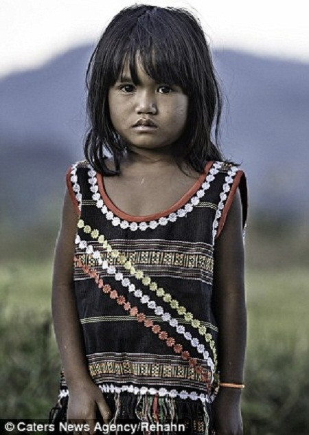 Cô bé Kim Luan (6 tuổi) sống trong một buôn làng của người M’nông ở miền Trung Việt Nam.