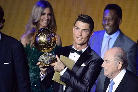 Ronaldo với danh hiệu "Quả bóng Vàng FIFA 2013"