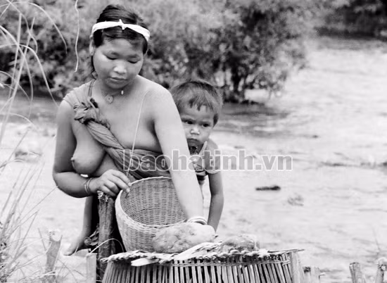 Đồng bào Chứt thuở còn hoang sơ... (Ảnh: Đình Thông)