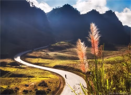 S-Việt Nam. Tác giả: Ngô Quang Huy. Du khách có thể bắt gặp những con đường quanh co ở khắp mọi miền trên dải đất Việt Nam, nơi có địa hình đồi núi chiếm 3/4 diện tích. Với cảnh núi đồi trập trùng, biển xanh mênh mông hay làng mạc và ruộng đồng bát ngát... 2 bên đường. Sau mỗi hành trình khám phá du khách trở về chắc chắn sẽ có những hình ảnh đẹp.