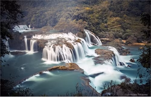 Thu Bản Giốc. Tác giả: Bùi Tuấn Hùng. Nói đến những thác nước đẹp của Việt Nam không thể bỏ qua cái tên Bản Giốc, Cao Bằng. Tới đây du khách sẽ được thỏa thích ngắm nhìn cảnh sắc hùng vỹ và thơ mộng của từng dòng thác từ trên cao đổ xuống sông Quây Sơn trong xanh, êm đềm dưới chân thác đẹp như một bức tranh thủy mặc.
