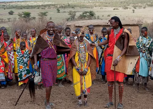 Một trong những nghi lễ cưới của người Kenya là cô dâu sẽ bị cạo trọc đầu và bôi lên một lớp mỡ cừu non. Ảnh: phunukieuviet.