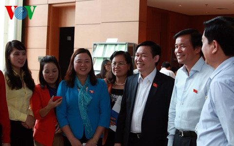 Các đại biểu trao đổi bên hành lang Quốc hội (Ảnh: Quang Trung) Các đại biểu trao đổi bên hành lang Quốc hội (Ảnh: Quang Trung)