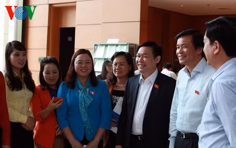 Các đại biểu trao đổi bên hành lang Quốc hội (Ảnh: Quang Trung)