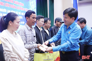 Tổng Liên đoàn Lao động Việt Nam trao quà tết cho người dân Hà Tĩnh