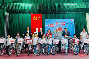 Trao tặng xe đạp cho trẻ em nghèo huyện Kỳ Anh 