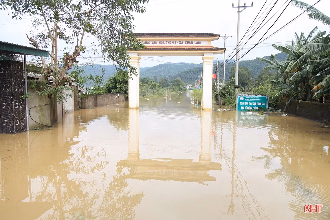 Cung cấp nhu yếu phẩm, đảm bảo đời sống cho Nhân dân vùng ngập lụt