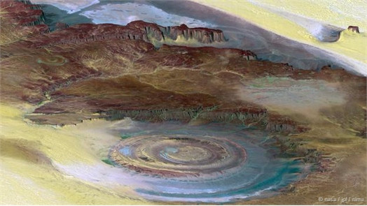 Mắt sa mạc Sahara, Mauritania Tọa lạc trong sa mạc Sahara, nơi đây còn được biết với tên gọi “cấu trúc Richat”. Đó là một cấu trúc đá hình mái vòm, có đường kính khoảng 50 km, khi nhìn từ trên cao nó trông như một thấu kín bán cầu. Ban đầu, sự hình thành mắt sa mạc được cho là do tác động của thiên thạch. Nhưng các lý thuyết gần đây cho rằng đó thực chất là một sản phẩm của sự xói mòn địa chất theo thời gian.