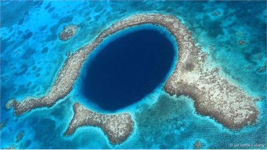 Hố xanh khổng lồ, Belize Hố xanh khổng lồ có đặc điểm là chìm dưới nước, rộng 320 m và sâu 125 m. Nơi đây là một phần của rặng san hô Belize Barrier và Mesoamerican. Hố này được cho là hình thành từ thời kỷ nguyên băng hà khi một hệ thống hang động đá vôi ngập nước bị sụp đổ do sự thay đổi của mực nước biển. Thạch nhũ được tìm thấy trong hố có giá trị to lớn trong việc tìm hiểu về khí hậu của thời kỳ trước.