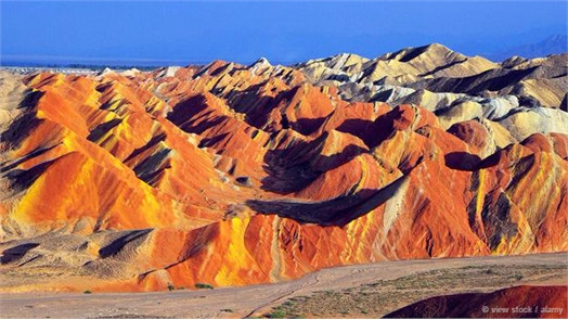 Công viên địa chất Zhangye Danxia, Trung Quốc Những ngọn núi cầu vòng nhìn từ xa trông giống như một bức tranh. Dạng địa hình ở Danxia, tỉnh Cam Túc, Trung Quốc được hình thành từ những mảnh đá sa thạch đỏ và các trầm tích tích tụ qua hàng triệu năm. Nhờ hình thù độc đáo và kỳ lạ ở khu vực này khiến công viên địa chất Zhangye Danxia trở thành điểm tham quan du lịch hấp dẫn.