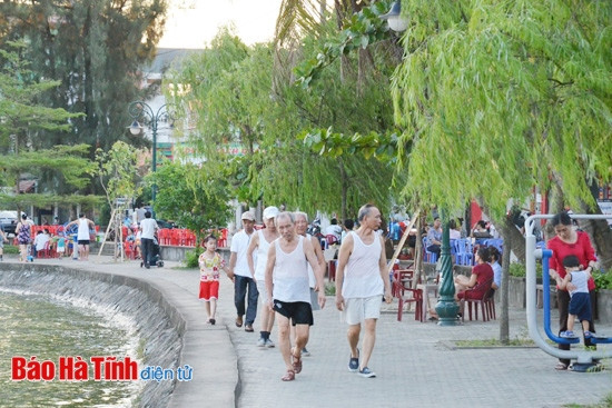 Nhờ Dự án Cải thiện môi trường đô thị miền Trung (ADB), những năm qua, hệ thống hồ điều hòa trên địa bàn thành phố đã được hồi sinh và trở thành những “lá phổi” cho cuộc sống của người dân, đặc biệt là trong những ngày nắng nóng gay gắt.