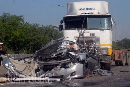 Hình ảnh xe container đâm nát xe ô tô con.