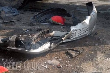 Các mảnh vỡ văng tung tóe trên đường.