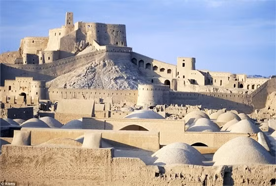 Dasht-e Lut (Iran): 70,7 độ C - con số được ghi nhận trong năm 2005. Đây là nhiệt độ bề mặt cao nhất trên trái đất.