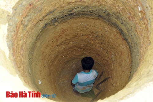 Người dân xã vùng hạn hán Hương Sơn chi từ 3,5 đến 5 triệu đồng để đào giếng... ...hoặc mua ống nhựa dẫn nước từ các giếng làng giữa cánh đồng về tận hộ gia đình sử dụng Bà Nguyễn Thị Lan, xã Sơn Hòa cho biết. Chúng tôi phải tiết kiệm từng giọt nước bằng cách ưu tiên sử dụng nước nấu cơm, nước tắm giặt cho con trẻ và cụ già. Còn nước rửa rau dùng xong lọc lại để giặt giũ quần, áo; nước giặt đồ, rửa rau được tận dụng làm nước uống hàng ngày cho trâu, bò...