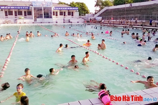 Bể bơi tại Trung tâm Thi đấu và dịch vụ thể thao Hà Tĩnh cũng luôn nhộn nhịp khách đủ các lứa tuổi.