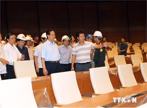 Thủ tướng Nguyễn Tấn Dũng kiểm tra một số hạng mục Nhà Quốc hội. (Ảnh: Đức Tám/TTXVN)