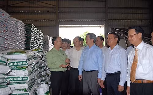 Đoàn lãnh đạo Ngân hàng Nhà nước thăm mô hình sản xuất của Công ty Tiến Nông (Thanh Hóa). Đoàn lãnh đạo Ngân hàng Nhà nước thăm mô hình sản xuất của Công ty Tiến Nông (Thanh Hóa).
