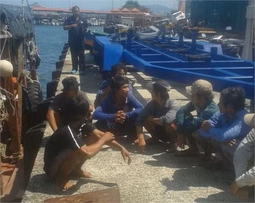 Những ngư dân Việt Nam trên tàu cá bị nhóm cướp biển người Philippines tấn công ngoài khơi bang Sabah ngày 15-10 - Ảnh: Cảnh sát bang Sabah