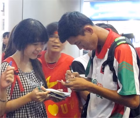 Sự chào đón của các cổ động viên cho thấy đội tuyển U19 Việt Nam luôn có chỗ đứng trong lòng người hâm mộ nước nhà Sự chào đón của các cổ động viên cho thấy đội tuyển U19 Việt Nam luôn có chỗ đứng trong lòng người hâm mộ nước nhà