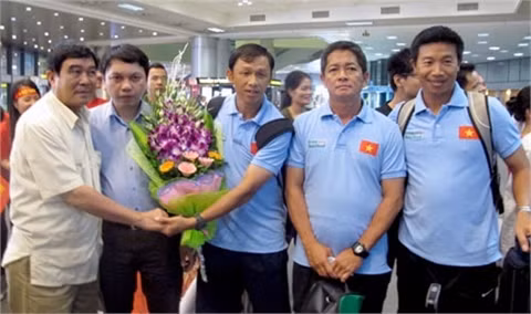 Phó Chủ tịch VFF Nguyễn Xuân Gụ (bên trái) và Tổng thư ký VFF Lê Hoài Anh tặng hoa chào đón BHL và các tuyển thủ U19 Việt Nam về nước Phó Chủ tịch VFF Nguyễn Xuân Gụ (bên trái) và Tổng thư ký VFF Lê Hoài Anh tặng hoa chào đón BHL và các tuyển thủ U19 Việt Nam về nước