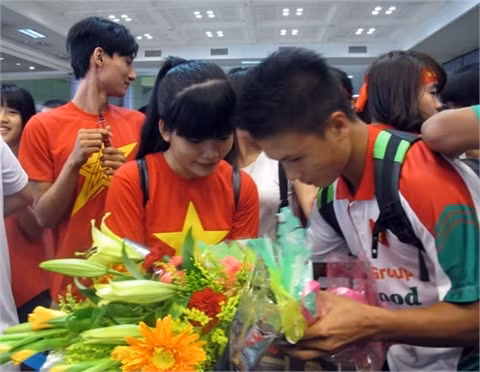 Sự chào đón của các cổ động viên cho thấy đội tuyển U19 Việt Nam luôn có chỗ đứng trong lòng người hâm mộ nước nhà Sự chào đón của các cổ động viên cho thấy đội tuyển U19 Việt Nam luôn có chỗ đứng trong lòng người hâm mộ nước nhà