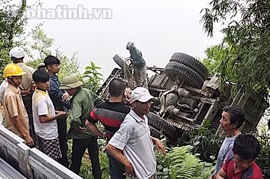 Mất lái, xe tải “chổng vó” lên trời ảnh 1
