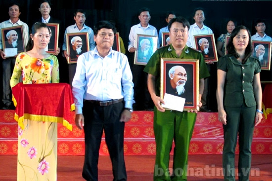 Thạch Hà tôn vinh tập thể, cá nhân học và làm theo tấm gương đạo đức Hồ Chí Minh ảnh 1