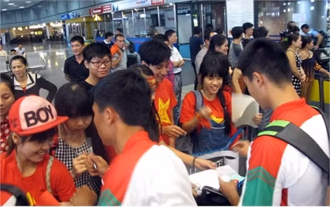 Sự chào đón của các cổ động viên cho thấy đội tuyển U19 Việt Nam luôn có chỗ đứng trong lòng người hâm mộ nước nhà Sự chào đón của các cổ động viên cho thấy đội tuyển U19 Việt Nam luôn có chỗ đứng trong lòng người hâm mộ nước nhà