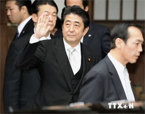 Thủ tướng Nhật Bản Shinzo Abe (thứ hai, trái) sau lễ viếng đền Yasukuni ở Tokyo ngày 26/12/2013. (Nguồn: Kyodo/TTXVN)