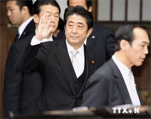 Thủ tướng Nhật Bản Shinzo Abe (thứ hai, trái) sau lễ viếng đền Yasukuni ở Tokyo ngày 26/12/2013. (Nguồn: Kyodo/TTXVN)