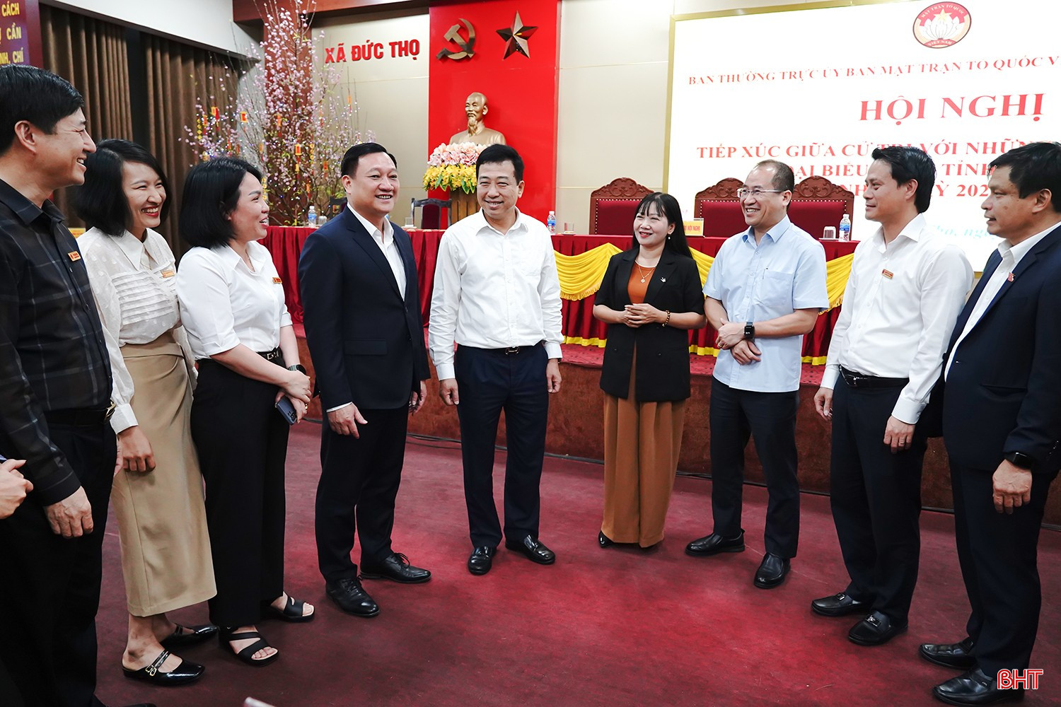 Đồng chí Trần Tú Anh và các ứng cử viên trò chuyện với cử tri.