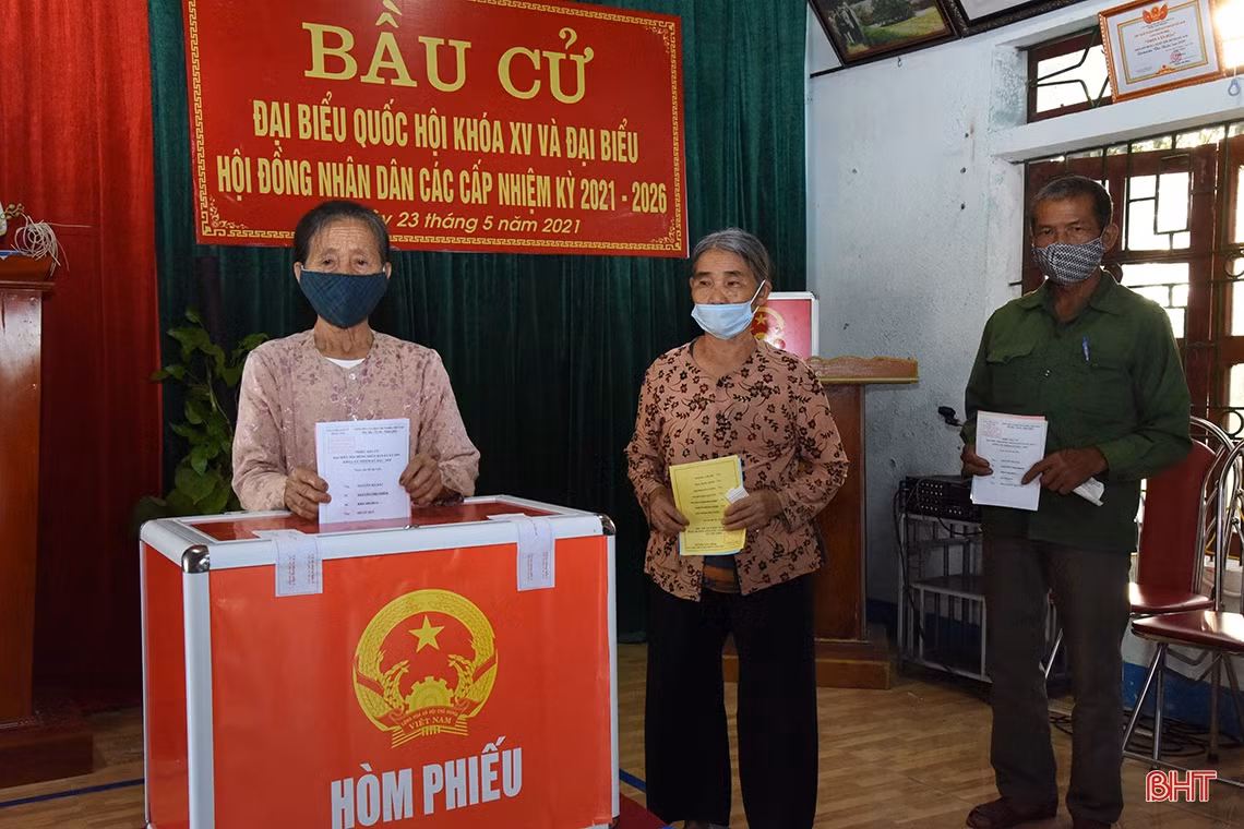 Cử tri Hà Tĩnh náo nức bầu chọn người đại biểu Nhân dân