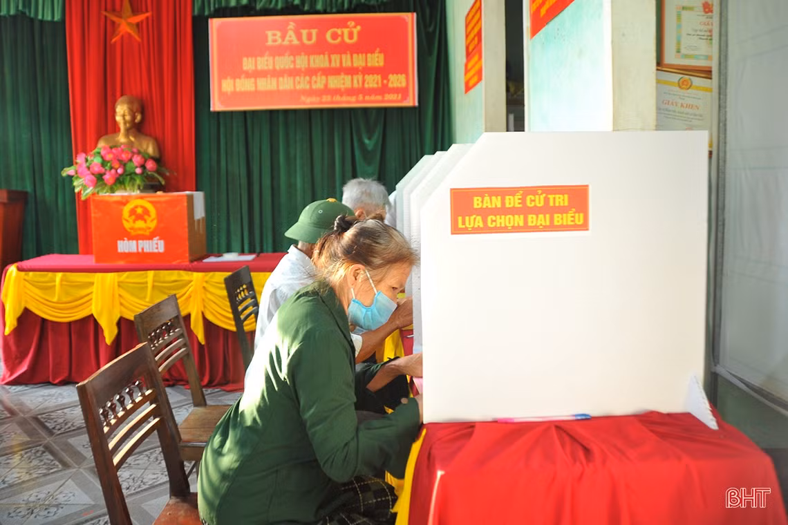 Cử tri Hà Tĩnh náo nức bầu chọn người đại biểu Nhân dân