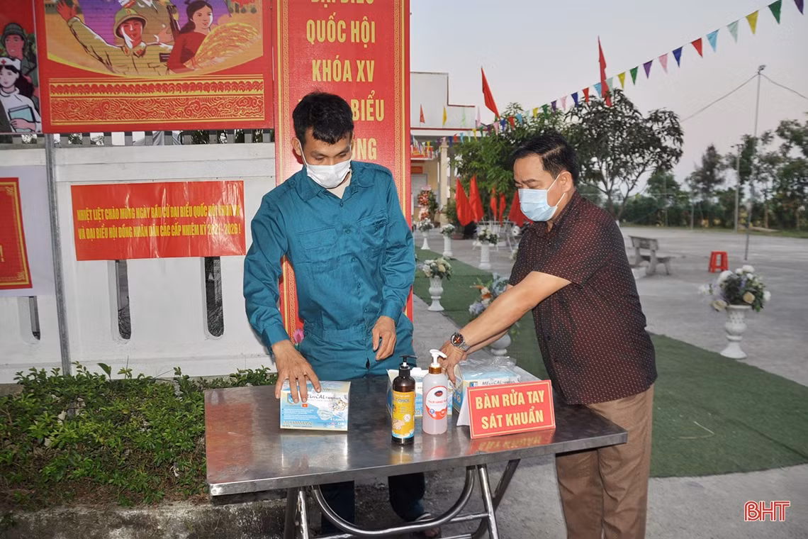 Cử tri hân hoan đi bầu cử ở Hà Tĩnh