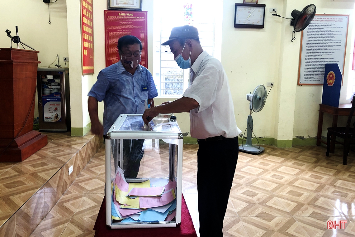 Cử tri Hà Tĩnh náo nức bầu chọn người đại biểu Nhân dân