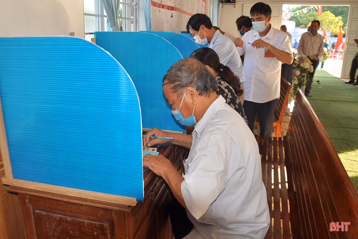 Cử tri Hà Tĩnh náo nức bầu chọn người đại biểu Nhân dân