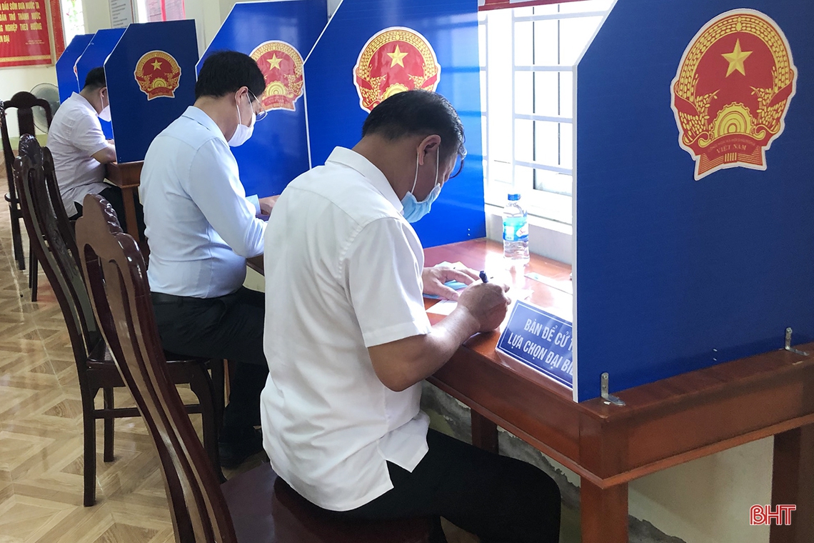 Cử tri Hà Tĩnh náo nức bầu chọn người đại biểu Nhân dân